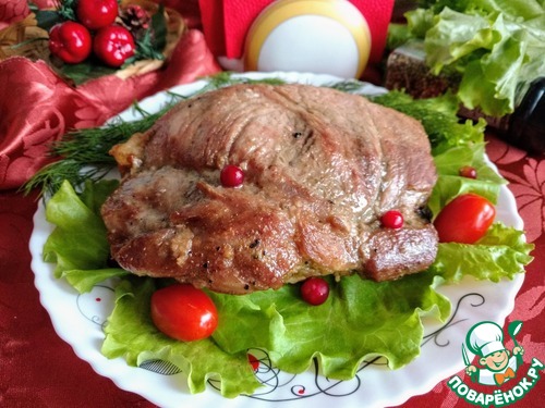 Свиная лопатка, запеченная с чесноком Свиная лопатка, запеченная с чесноком