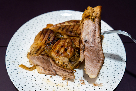 Свиной окорок, запеченный целым куском Свиной окорок, запеченный целым куском