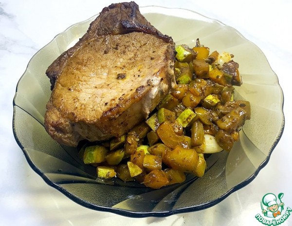 Свиной стейк на овощной подушке Свиной стейк на овощной подушке