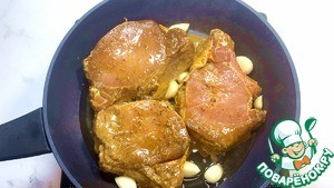 Свиной стейк на овощной подушке Свиной стейк на овощной подушке