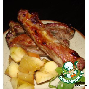 Свиные ребрышки, запеченные в яблоках Свиные ребрышки, запеченные в яблоках