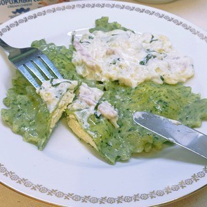 Зеленые равиоли с чесночным соусом