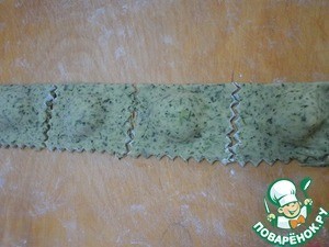 Зеленые равиоли с чесночным соусом