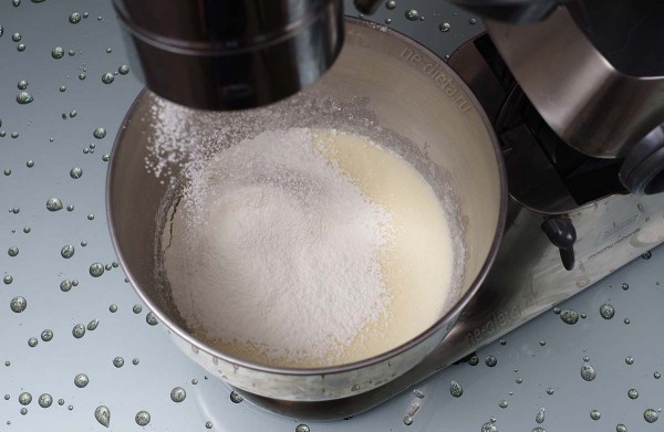 Бисквитный торт с вишней и маскарпоне Бисквитный торт с вишней и маскарпоне