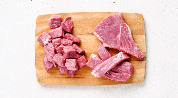 Говядина тушеная с молодой картошкой, пошаговый рецепт с фото на 689 ккал Говядина тушеная с молодой картошкой, пошаговый рецепт с фото на 689 ккал