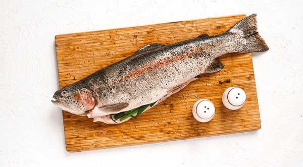 Форель в соусе со шпинатом, пошаговый рецепт с фото