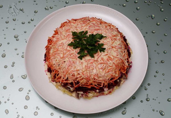 Слоеный салат с говядиной и корейской морковью Слоеный салат с говядиной и корейской морковью