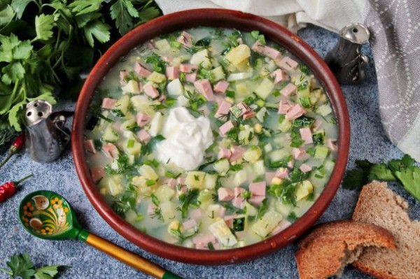 Окрошка на сыворотке и сметане с колбасой Окрошка на сыворотке и сметане с колбасой