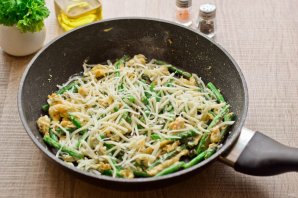 Спаржевая фасоль в яйце с сыром