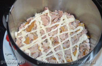 Слоеный салат с копченой курицей, ананасами и грецкими орехами