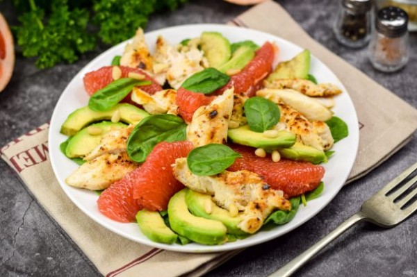 Салат с грейпфрутом, курицей и авокадо