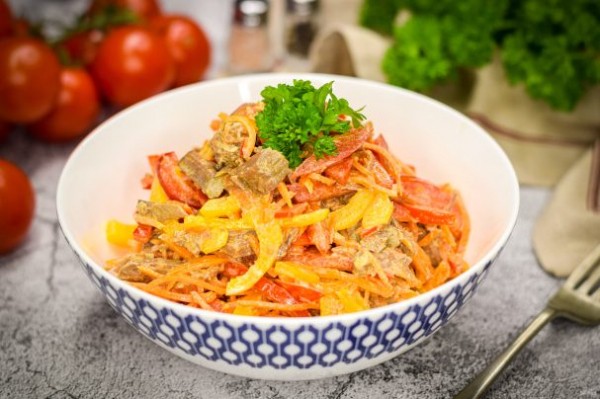 Салат "Гусарский" с помидорами и говядиной Салат "Гусарский" с помидорами и говядиной