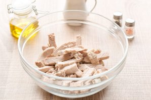 Деревенский свадебный салат из свинины с луком