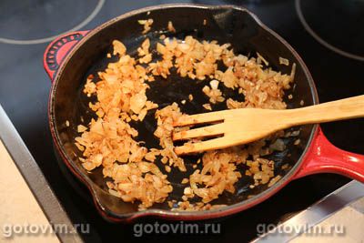 Печеночный торт с чесночным соусом