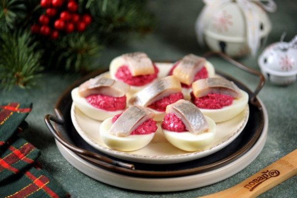 Яйца с сельдью и свеклой на новогодний стол Яйца с сельдью и свеклой на новогодний стол