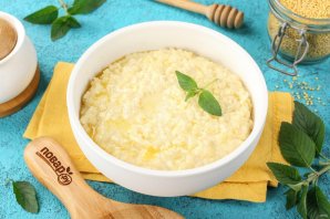 Каша пшённая в кастрюле на молоке Каша пшённая в кастрюле на молоке