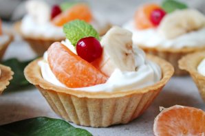 Тарталетки с фруктами и взбитыми сливками Тарталетки с фруктами и взбитыми сливками