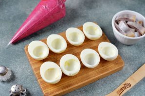 Яйца с сельдью и свеклой на новогодний стол Яйца с сельдью и свеклой на новогодний стол