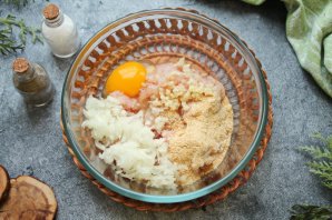 Куриные биточки в духовке с подливкой Куриные биточки в духовке с подливкой