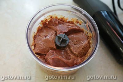 Печеночный торт с чесночным соусом