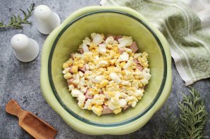 Окрошка на сыворотке и сметане с колбасой Окрошка на сыворотке и сметане с колбасой