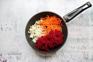 Борщ с квашеной капустой, свеклой и курицей Борщ с квашеной капустой, свеклой и курицей