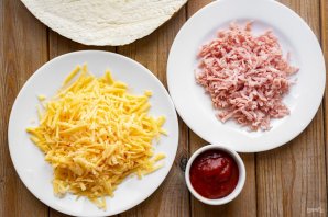 Кесадилья с сыром и колбасой Кесадилья с сыром и колбасой