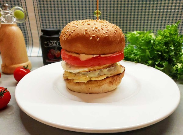 Бургеры с говядиной и яйцом Бургеры с говядиной и яйцом