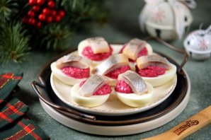 Яйца с сельдью и свеклой на новогодний стол Яйца с сельдью и свеклой на новогодний стол