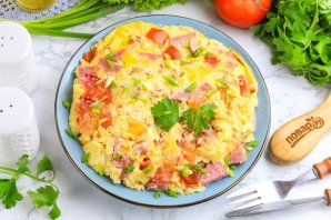 Омлет с колбасой и помидорами в мультиварке Омлет с колбасой и помидорами в мультиварке