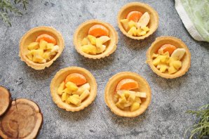 Тарталетки с фруктами и взбитыми сливками Тарталетки с фруктами и взбитыми сливками