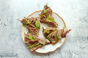 Брускетты с говяжьим языком и корнишонами Брускетты с говяжьим языком и корнишонами