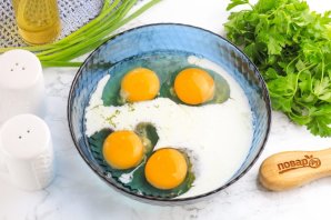 Омлет с колбасой и помидорами в мультиварке Омлет с колбасой и помидорами в мультиварке