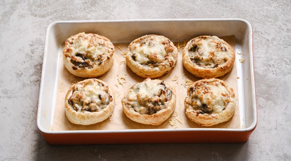 Жюльен в тарталетках с курицей и грибами, пошаговый рецепт с фото на 185 ккал