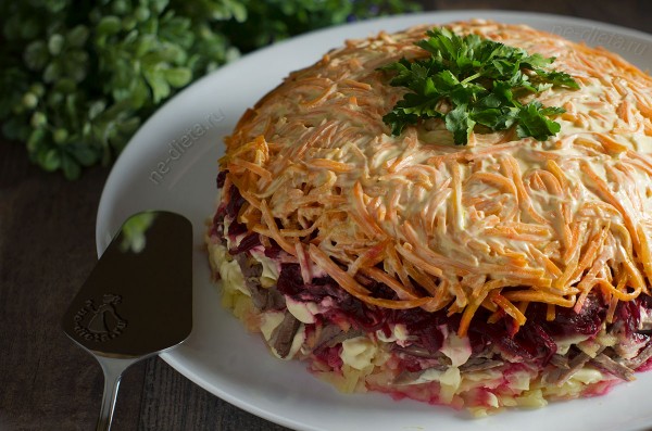 Слоеный салат с говядиной и корейской морковью Слоеный салат с говядиной и корейской морковью