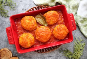 Куриные биточки в духовке с подливкой Куриные биточки в духовке с подливкой