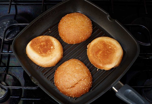 Бургеры с говядиной и яйцом Бургеры с говядиной и яйцом