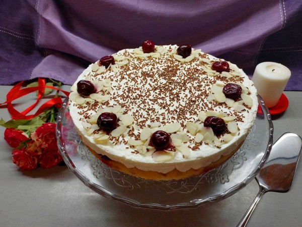 Бисквитный торт с вишней и маскарпоне Бисквитный торт с вишней и маскарпоне