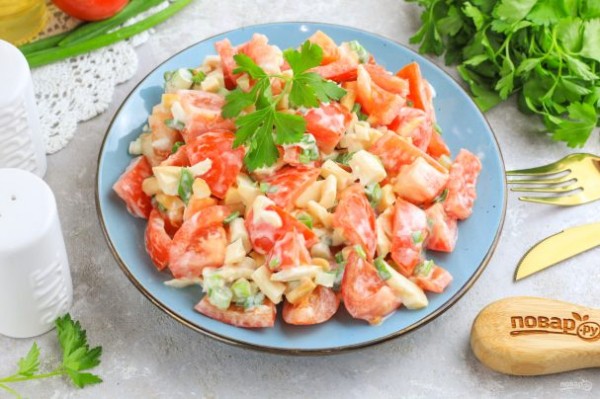 Салат с копченым сыром и помидорами Салат с копченым сыром и помидорами