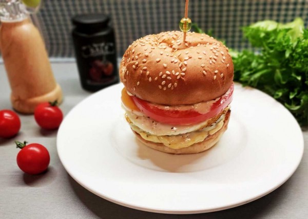 Бургеры с говядиной и яйцом Бургеры с говядиной и яйцом