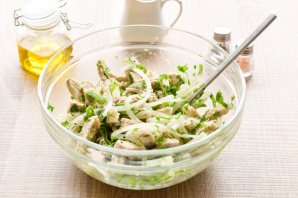 Деревенский свадебный салат из свинины с луком