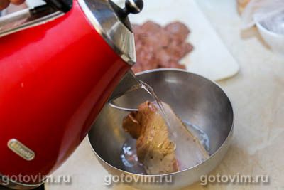 Печеночный торт с чесночным соусом