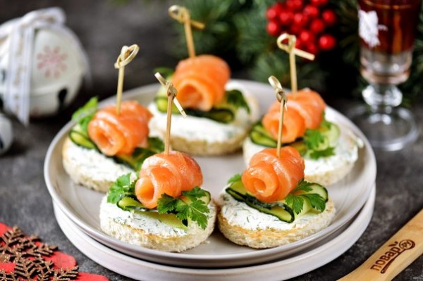 Бутерброды с огурцом и форелью Бутерброды с огурцом и форелью