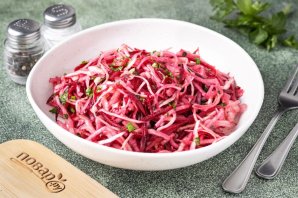 Салат из капусты, дайкона и свеклы Салат из капусты, дайкона и свеклы
