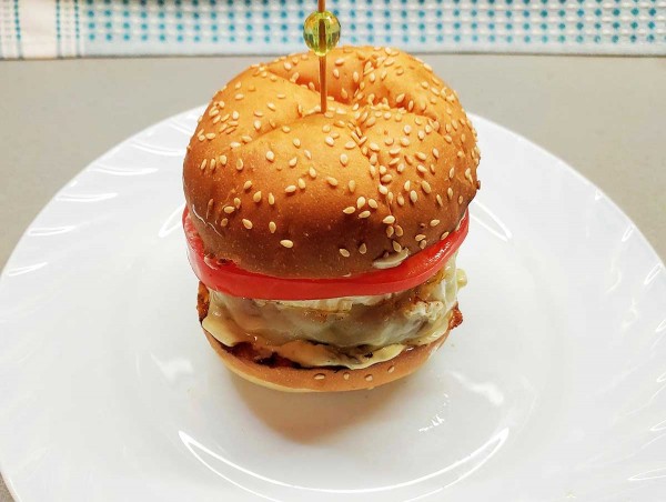 Бургеры с говядиной и яйцом Бургеры с говядиной и яйцом