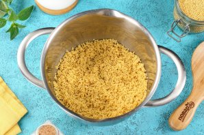 Каша пшённая в кастрюле на молоке Каша пшённая в кастрюле на молоке