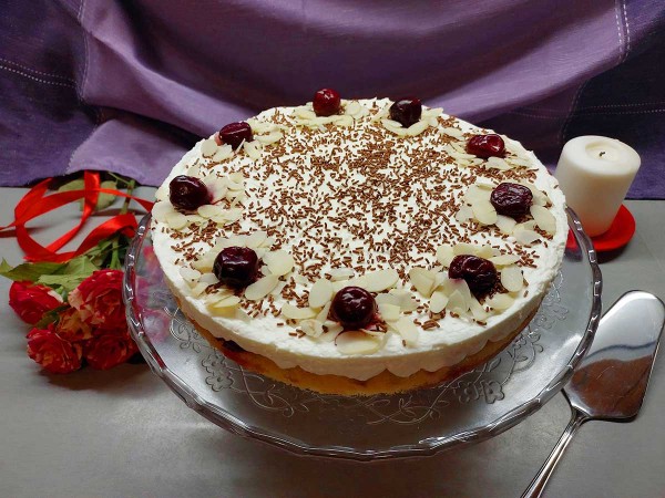 Бисквитный торт с вишней и маскарпоне Бисквитный торт с вишней и маскарпоне