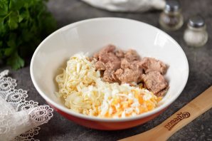 Тарталетки с печенью трески, яйцом и сыром Тарталетки с печенью трески, яйцом и сыром