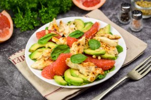 Салат с грейпфрутом, курицей и авокадо