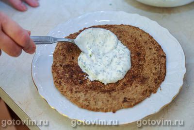 Печеночный торт с чесночным соусом